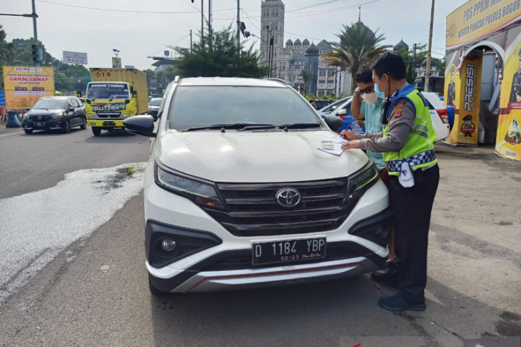 Petugas dapati 10 pelat nomor kendaraan palsu di Puncak