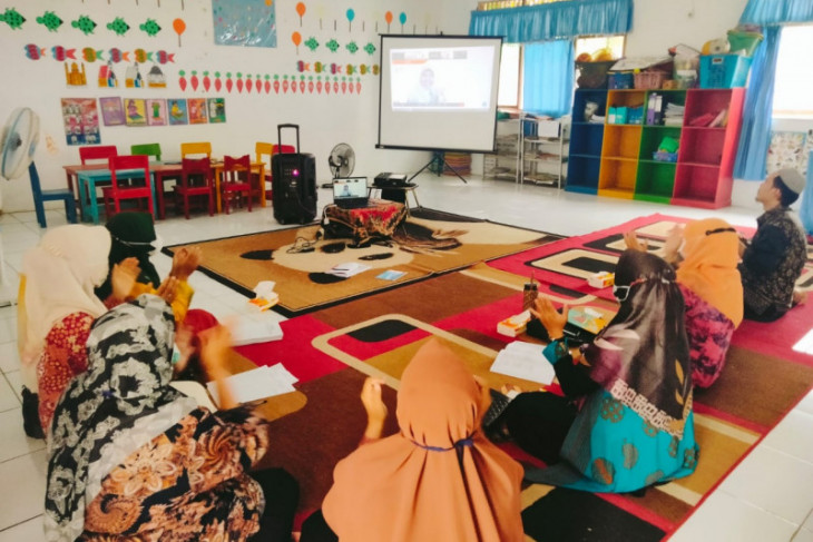 Adaro provides learn from home training for PAUD teachers