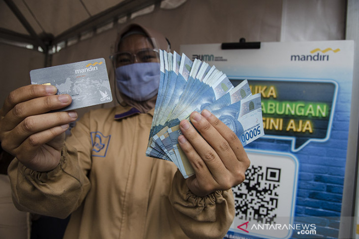 Penyerahan bantuan subsidi upah kerja 