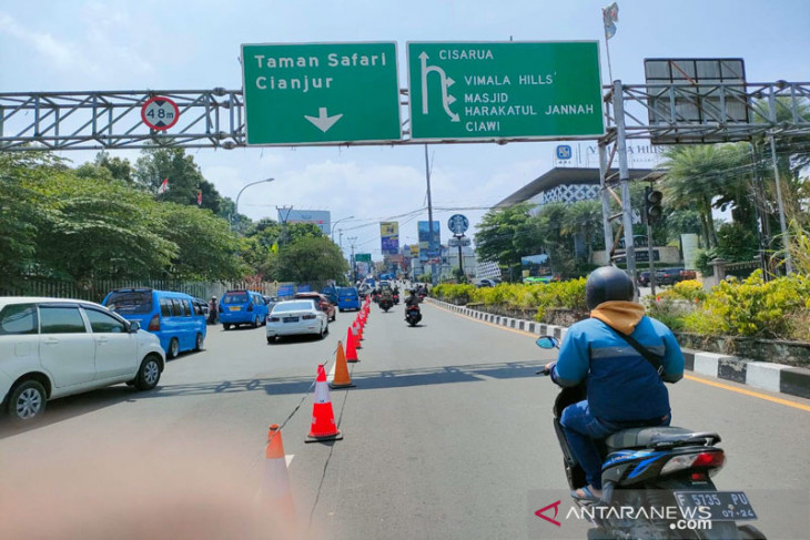 Suasana lalu lintas Simpang Gadog Bogor