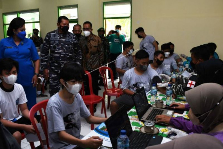 KSAL tinjau vaksinasi COVID-19 untuk pelajar di Madiun