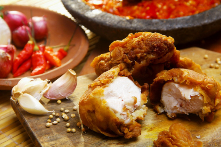 Kiat goreng ayam tepung agar crispy di luar tapi lembut di dalam