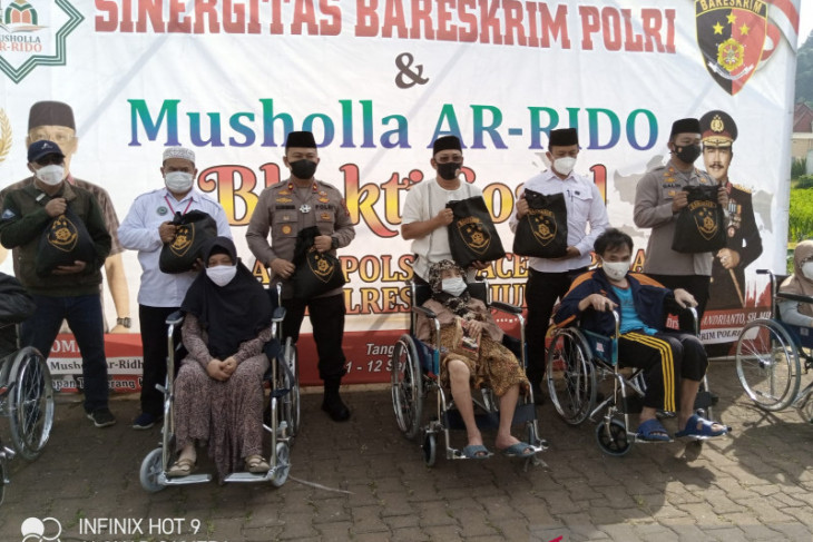 Rilis - Bareskrim Polri-Mushola Arridho beri kursi roda bagi nenek 112 tahun
