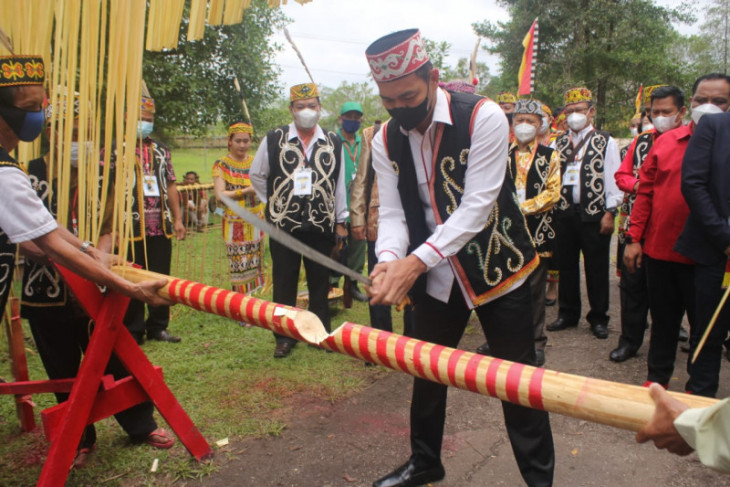 Suku Dayak Banuaka' Taman Kalbar sepakati salam persatuan