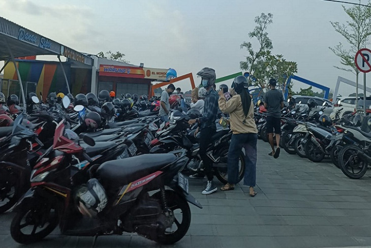 Lama tak piknik, warga Jambi serbu Danau Sipin