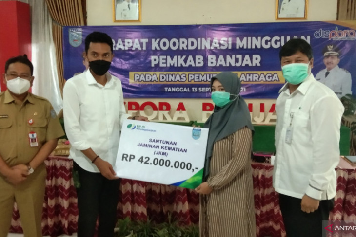 BPJS Ketenagakerjaan serahkan santunan jaminan kematian nonASN Pemkab Banjar