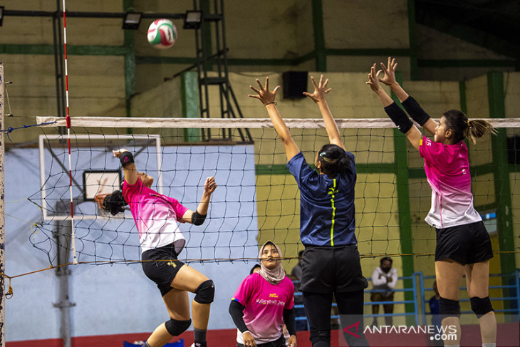 Latihan tim bola voli indoor putri Jabar