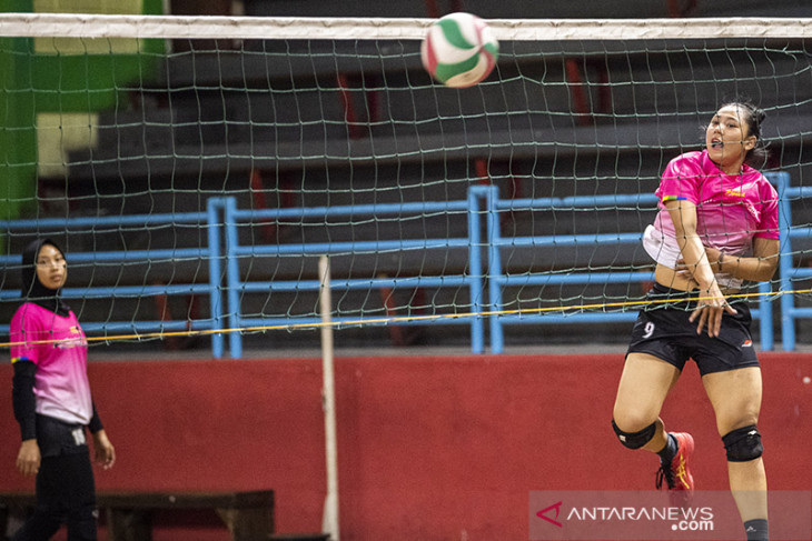 Latihan tim bola voli indoor putri Jabar