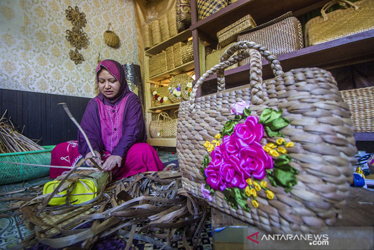 Pesanan Kerajinan Eceng Gondok Alami Peningkatan