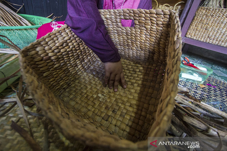 Pesanan Kerajinan Eceng Gondok Alami Peningkatan