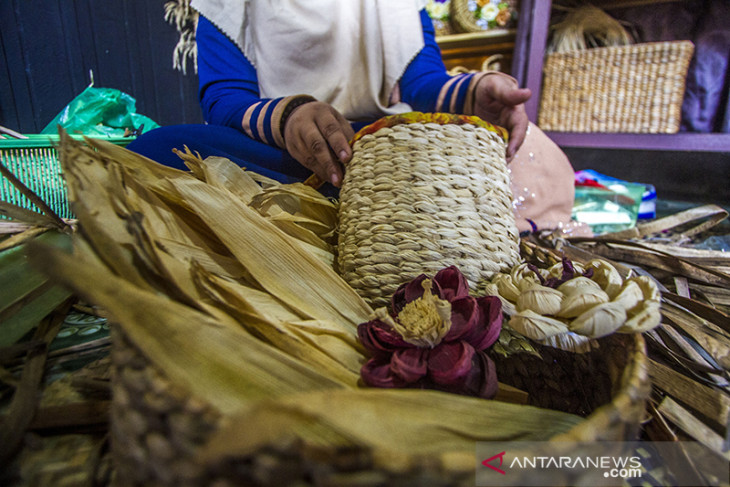 Pesanan Kerajinan Eceng Gondok Alami Peningkatan