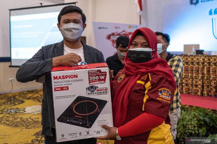 PLN UP3 Sorong bantu UMKM kompor induksi