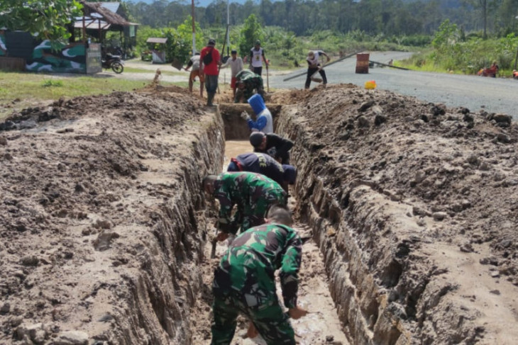 Satgas Pamtas 643/Wns bantu wargabuat drainase cegah terjadinya banjir