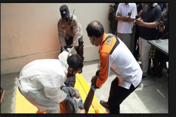 Penarik becak ini ditemukan meninggal di atas betornya