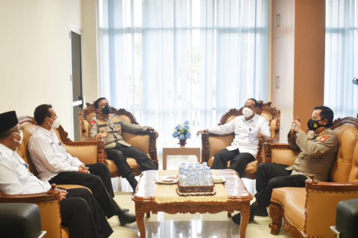 Polda dan DPRD Maluku Utara dorong percepatan vaksinasi perangi corona