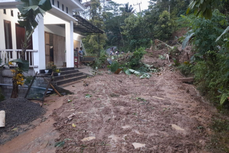 Material longsor tutup jalan antarkecamatan di Trenggalek
