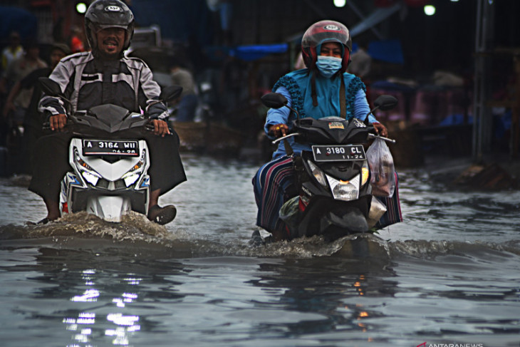 Hujan diprakirakan terjadi di sebagian besar wilayah provinsi