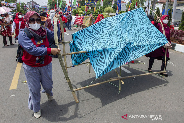 Unjuk rasa tolak pembebasan lahan tol Japek II