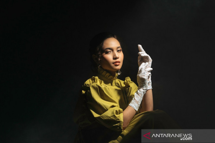 Fransis Karin debut lewat lagu