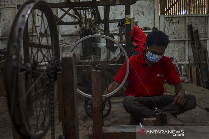 Kelompok usaha tenun sutera alam mitra Pertamina 