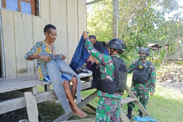 TNI beri pengobatan keliling warga di perbatasan
