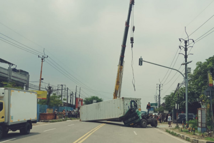 Truk kontainer terguling panjang tutupi jalan Serang-Tangerang km 21