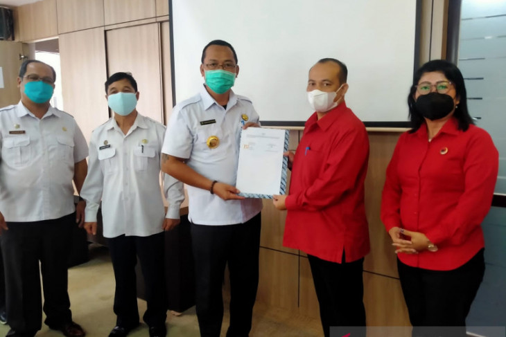 Bupati Bengkayang serahkan bantuan keuangan 8 partai politik