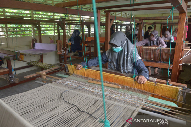 USAHA TENUN SONGKET MULAI PRODUKSI DITENGAH PANDEMI COVID-19