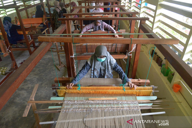 Usaha Tenun Songket Mulai Produksi di Tengah Pandemi COVID-19