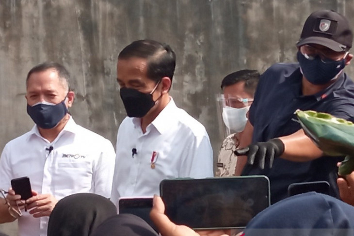 Presiden bagikan buku kepada masyarakat di Deliserdang
