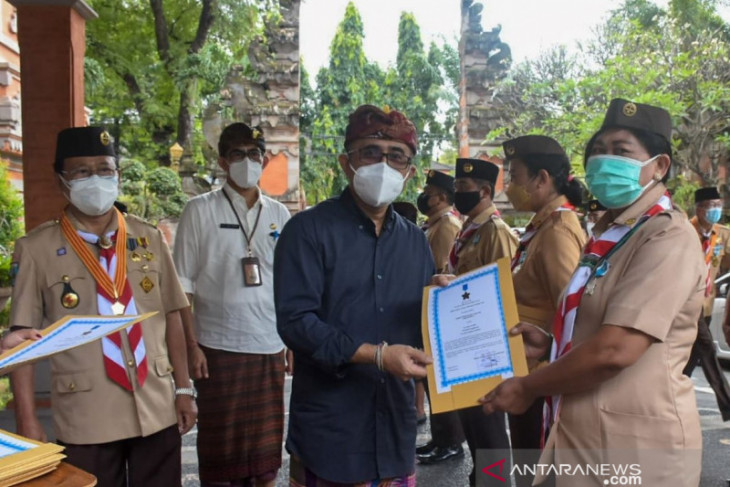 Wali Kota Denpasar serahkan Lencana Panca Warsa Pramuka