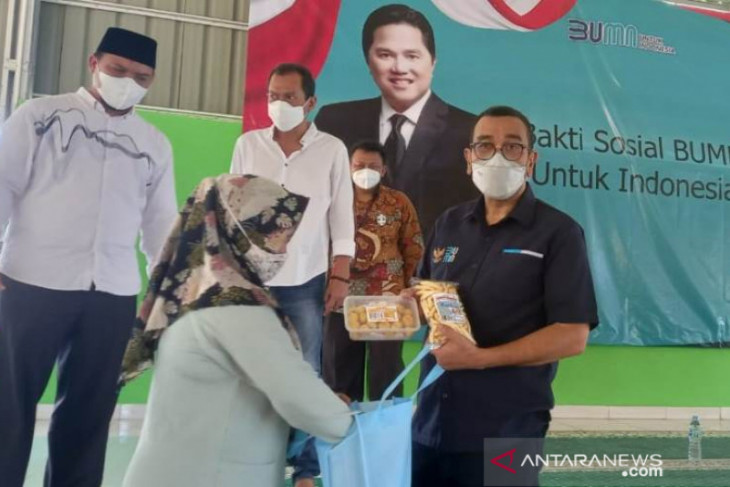 Kementerian BUMN serahkan bansos sembako ke warga Pangkalpinang
