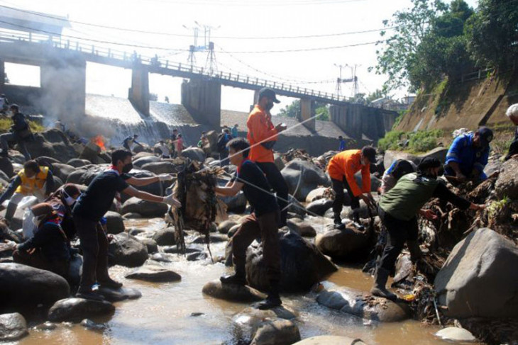 Aksi bersih-bersih sungai Ciliwung