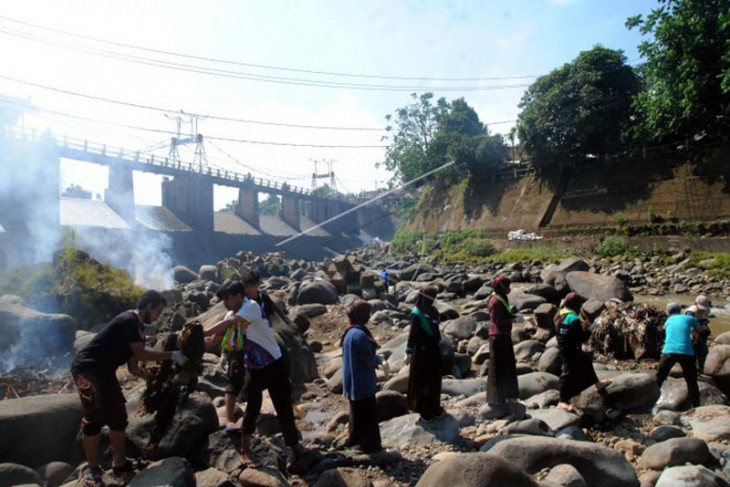 Aksi bersih-bersih sungai Ciliwung