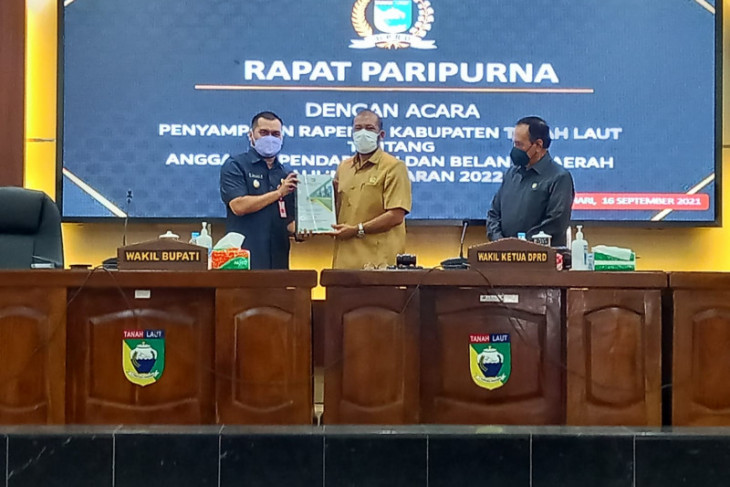 Wabup sampaikan Raperda APBD Tanah Laut anggaran 2022 ke dewan