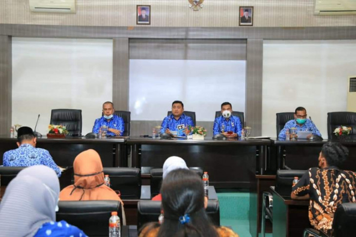 Bupati Labura ancam pecat guru jika muridnya tidak lancar tulis baca