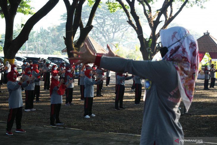Senam Warga Lansia di Madiun