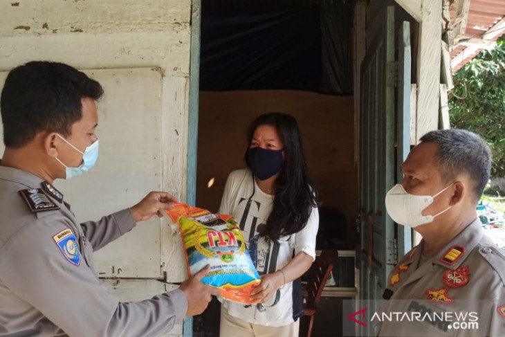 Polres Bangka Barat bagikan bantuan 120 paket sembako
