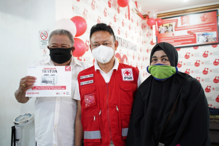 Wali Kota Pontianak berikan penghargaan kepada pendonor darah tertua