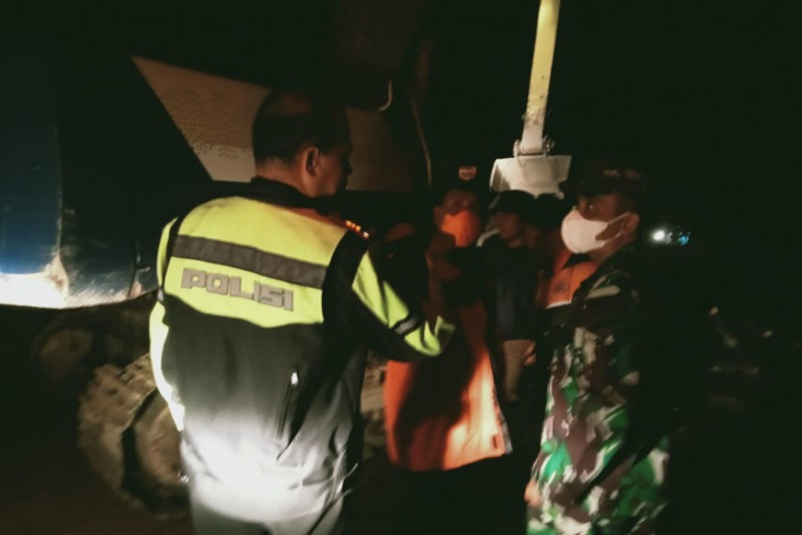Longsor di Tapsel, akses kendaraan Padang Sidempuan - Angkola Selatan lumpuh total