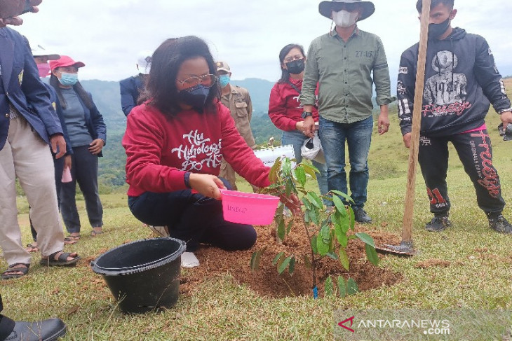 Libatkan mahasiswa IAKN tanam pohon, Satika: Sinergi, iman, dan peduli lingkungan