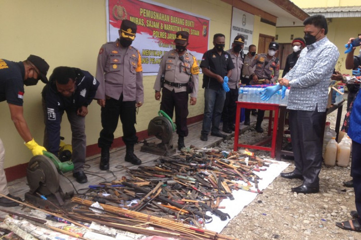 Polisi musnakan 849 senjata tajam sitaan di Jayawijaya
