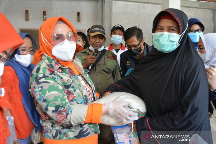 Pemprov-PKK Sulteng salurkan bantuan pangan untuk warga Sigi