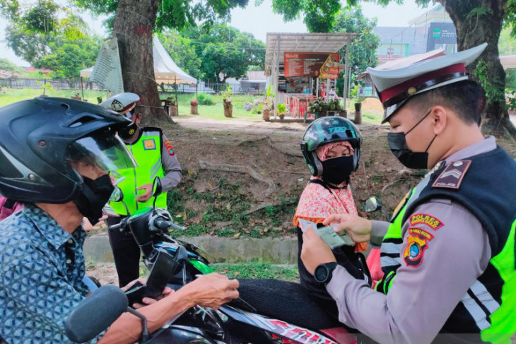 Satlantas Bangka Barat gelar razia sambil ajak warga vaksin COVID-19
