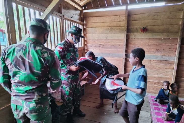 TNI berikan bantuan perlengkapan sekolah di perbatasan