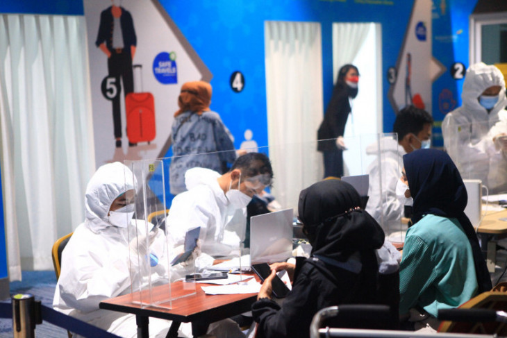 Minister reviews int'l passengers' health check at Soetta Airport