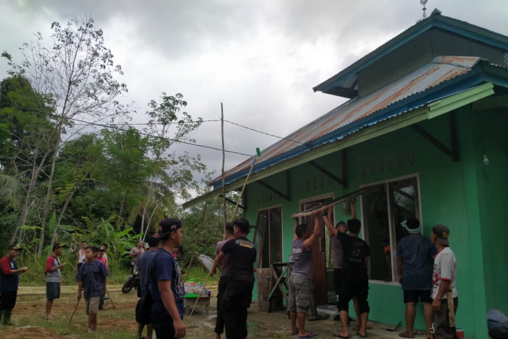 Warga Balai Harapan gotong royong bersihkan Surau Al Iman Tempunak