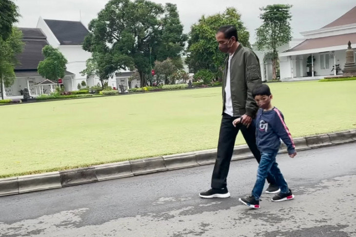 Presiden Jokowi Bagikan Video Momen Jalan Dan Bersepeda Bersama Jan