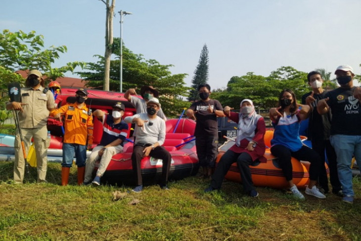 Wawali Depok bersihkan tanaman gulma di Situ Tujuh Muara peringati