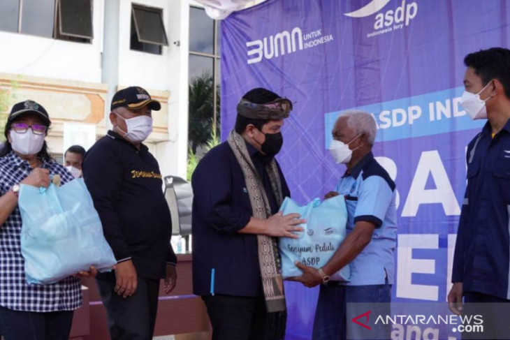 Menteri BUMN tinjau penggunaan PeduliLindungi di Ketapang dan Gilimanuk